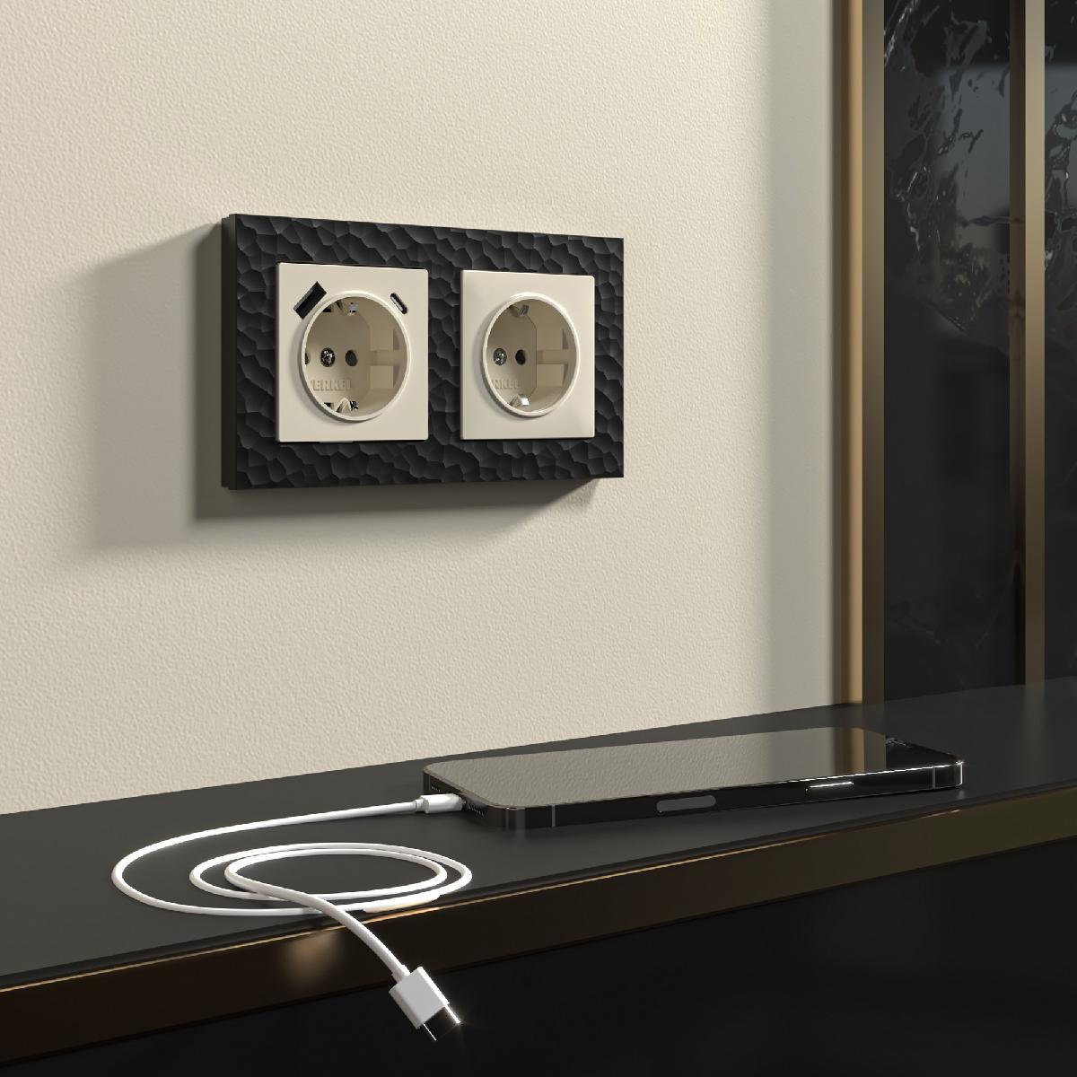 Розетка с заземлением, шторками и USB тип A+C слоновая кость W1171703
