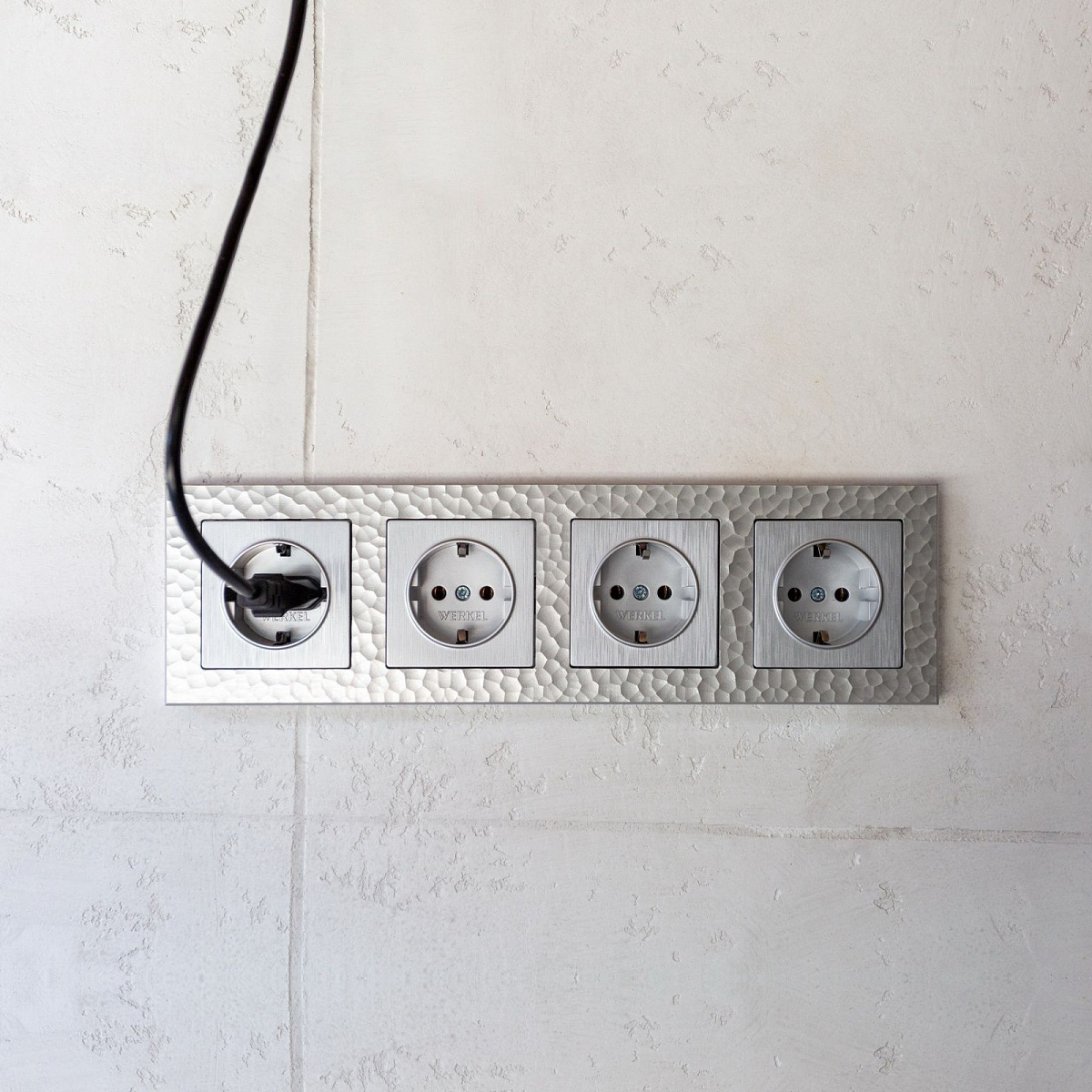 Розетка с заземлением (cеребряный рифленый) W1171009