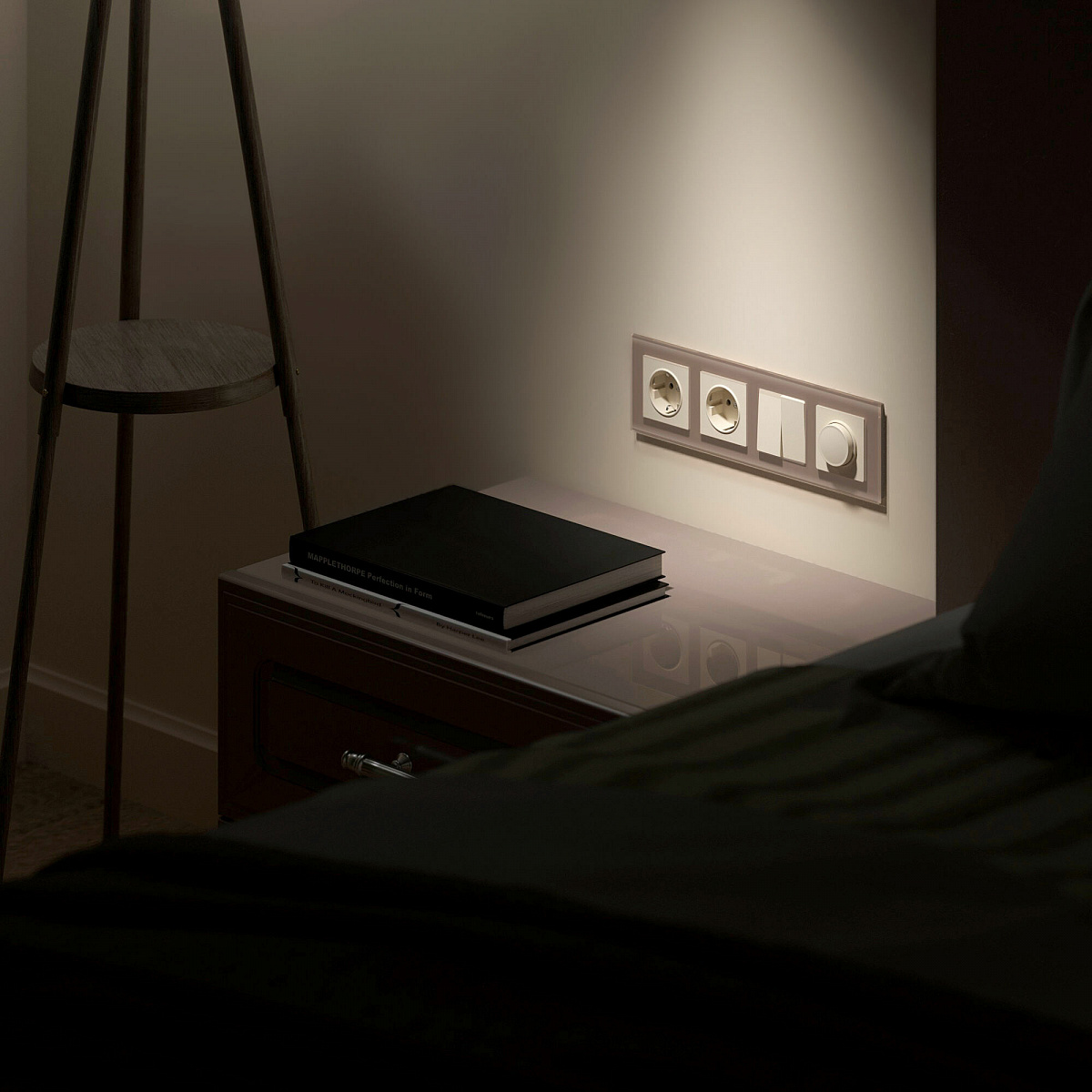 Рамка из стекла на 4 поста Favorit латте W0041142